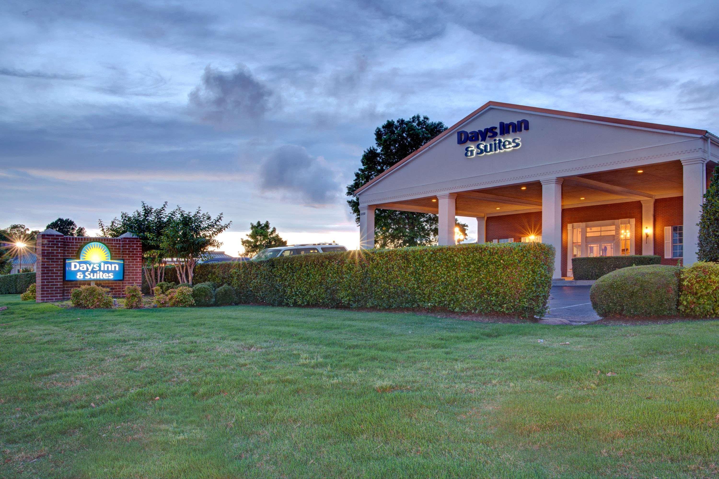 Days Inn & Suites By Wyndham Collierville Germantown Area Exterior photo